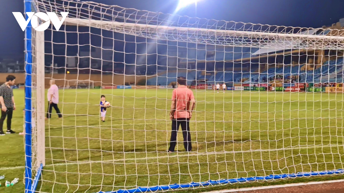 Bầu Hiển "sắm vai thủ môn" sau trận Hà Nội FC 0-1 SLNA